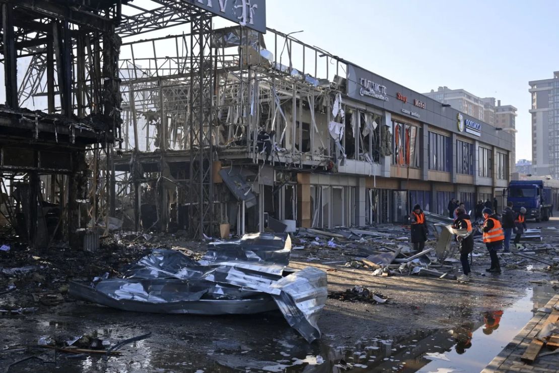 Trabajadores municipales limpian después de que drones rusos atacaran tiendas durante el ataque nocturno en Odesa, Ucrania, el 21 de marzo de 2025.