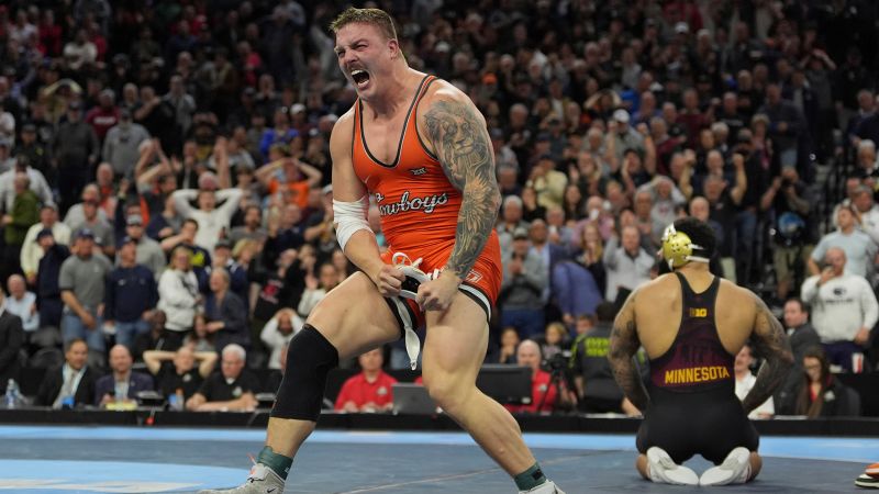 Wyatt Hendrickson stuns Olympic champion Gable Steveson to win wrestling national title, celebrates with President Trump | CNN