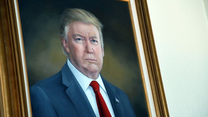 Картина на Доналд Тръмп висящ с други президентски портрети в