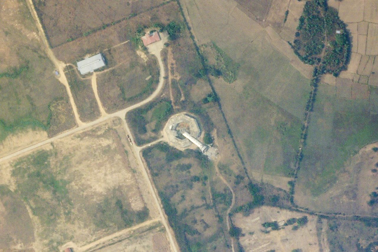 Esta foto de satélite de Planet Labs PBC muestra una torre de control del tráfico aéreo derrumbada en el Aeropuerto Internacional de Naypyidaw este sábado, después de que se produjera el terremoto en Myanmar.