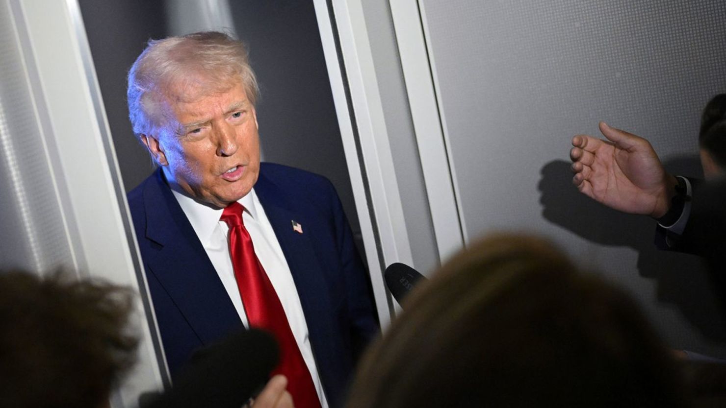 El presidente Donald Trump habla con los periodistas mientras vuela a bordo del Air Force One, rumbo a Miami, este jueves.