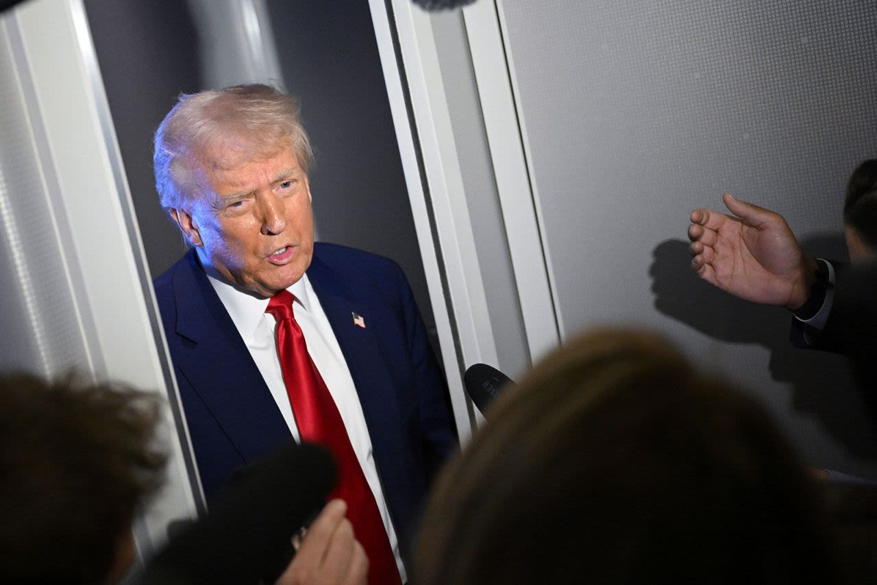 El presidente Donald Trump habla con los periodistas mientras vuela a bordo del Air Force One, rumbo a Miami, el jueves.
