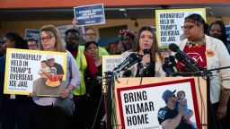 Jennifer Vásquez Sura, esposa de Kilmar Abrego García, de Maryland, habla durante una conferencia de prensa en el Centro Multicultural de CASA en Hyattsville, Maryland, el viernes 4 de abril de 2025.