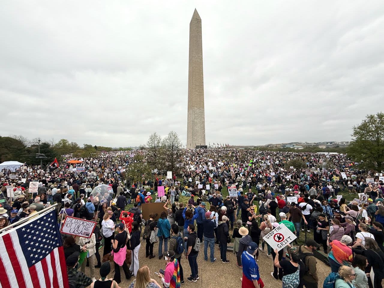 Manifestantes se congregan para una protesta contra Trump cerca del Monumento a Washington el sábado en la ciudad de Washington.