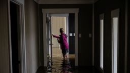 Carole Smith camina por su casa inundada en Frankfort, Kentucky, el sábado.