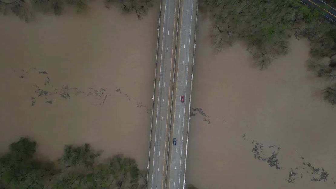 Los escombros flotan por el río Kentucky en Frankfort, Kentucky, el sábado.