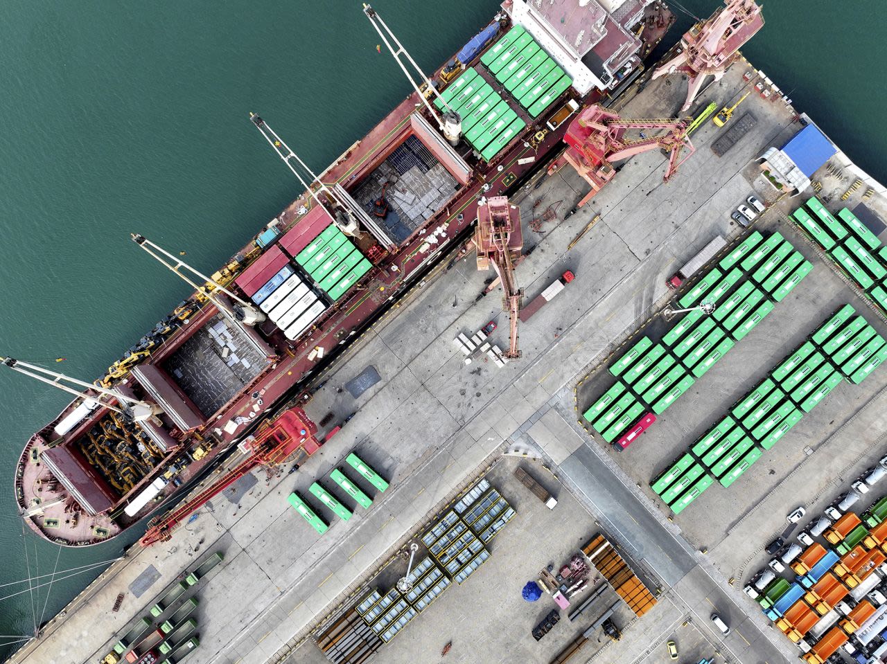 Vehículos esperan hoy ser cargados en un barco para su exportación en el puerto de Lianyungang, provincia de Jiangsu, China.