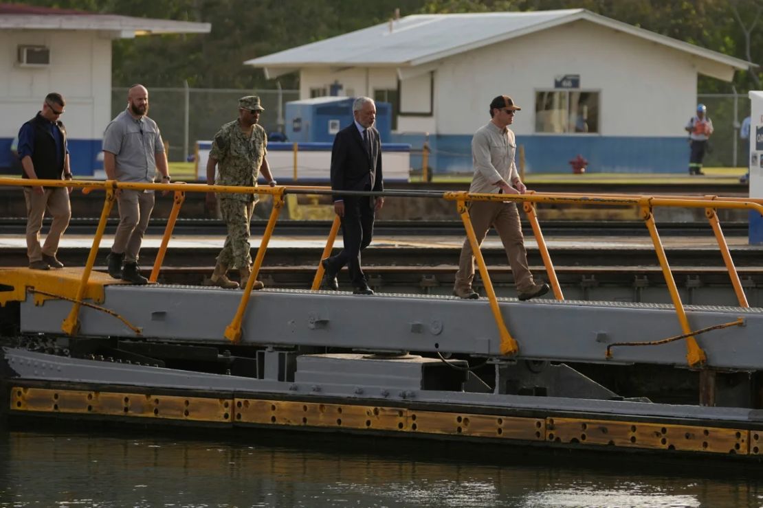 El secretario de Defensa de EE.UU. Pete Hegseth (a la derecha), y la a de la Autoridad del Canal de Panamá, Ricaurte Vasquez (segunda por la derecha), cruzan un puente durante una visita a las esclusas de Miraflores del canal de Panamá en Ciudad de Panamá el martes.