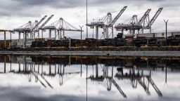 Las grúas de barco a tierra se elevan hacia el cielo en el Puerto de Baltimore el 12 de abril de 2025 en Baltimore, Maryland. La creciente guerra comercial entre Estados Unidos y China continuó cuando China aumentó sus aranceles sobre los productos estadounidenses al 125% después de que Trump aumentara los aranceles sobre los productos chinos al 145% la semana pasada.