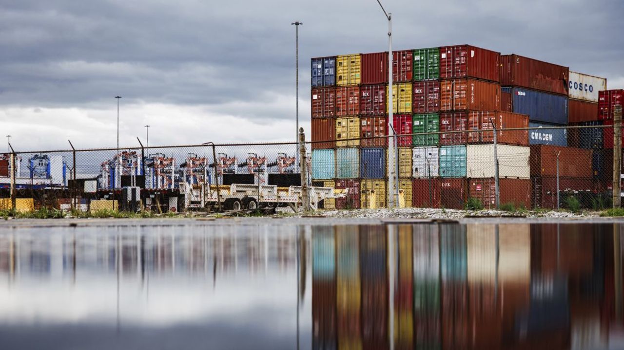 Contenedores de envío en el patio de contenedores del puerto de Baltimore, Maryland, fotografiados el 12 de abril de 2025.