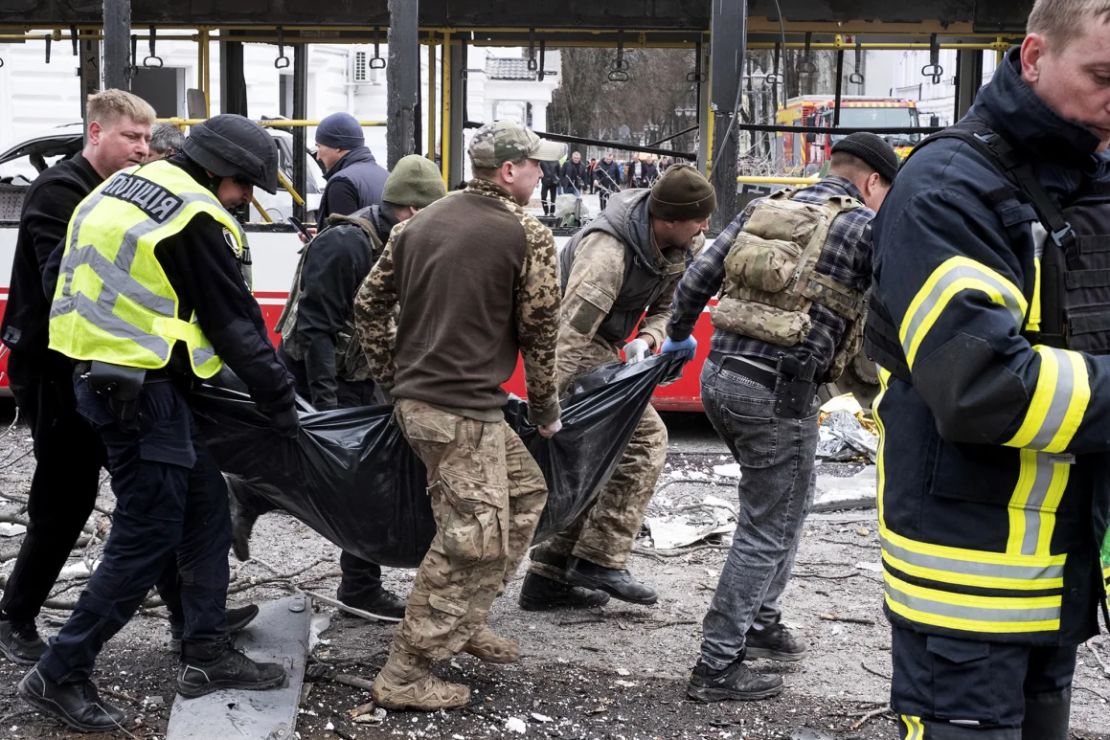Policías llevan un cuerpo después de un ataque con misiles rusos en Sumy, Ucrania, el domingo 13 de abril de 2025.
