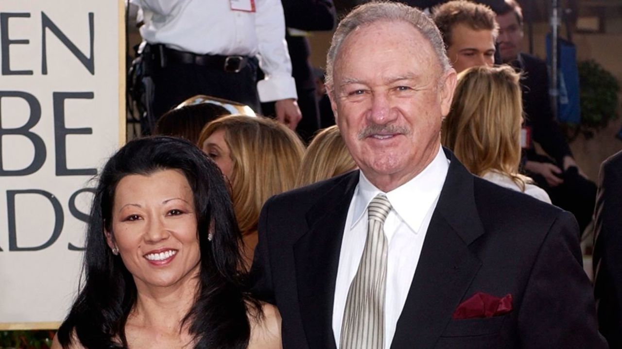 El actor Gene Hackman con su esposa, Betsy Arakawa, en 60.ª edición de los Premios Globo de Oro en Beverly Hills, California, el domingo 19 de enero de 2003.