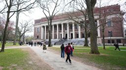 Peatones caminan en abril frente a la Biblioteca Widener de la Universidad de Harvard en Cambridge, Massachusetts.