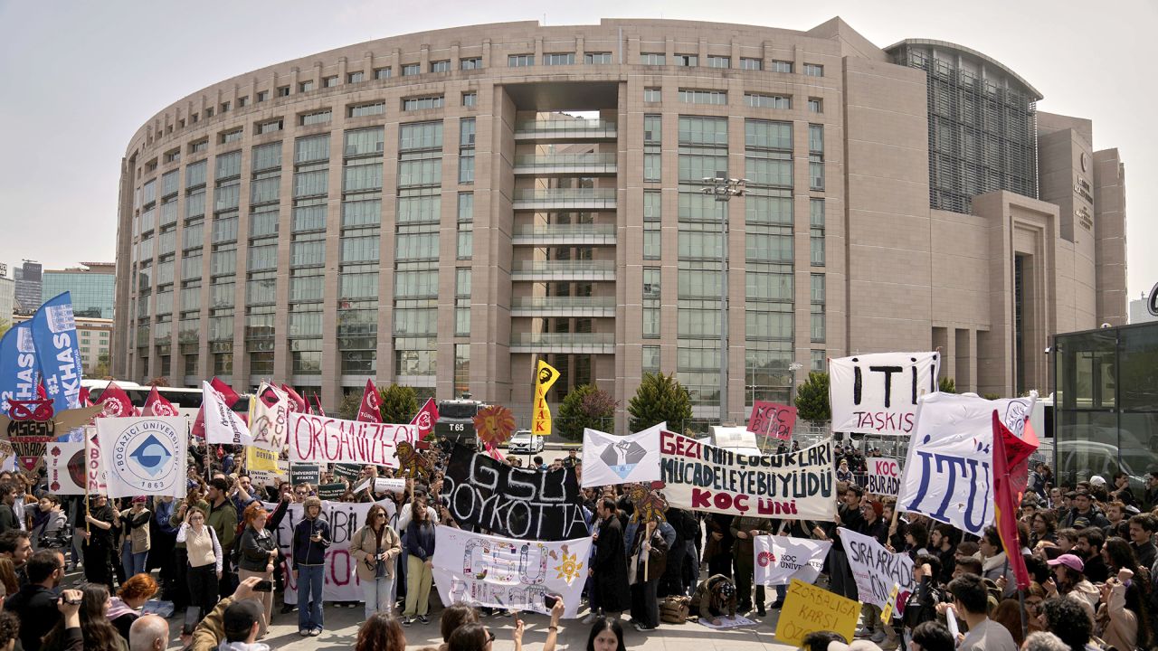 People gather to protest outside Caglayan courthouse, in Istanbul, Turkey, Friday, April 18, 2025, during the hearing of dozens of people accused of attending banned demonstrations after the arrest of Istanbul's Mayor Ekrem Imamoglu. (AP Photo/Khalil Hamra)