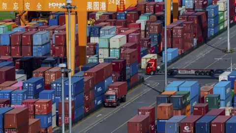 Camiones se mueven entre contenedores apilados en una terminal portuaria en el río Yangtze, en la municipalidad de Chongqing, suroeste de China, el 20 de abril de 2025.