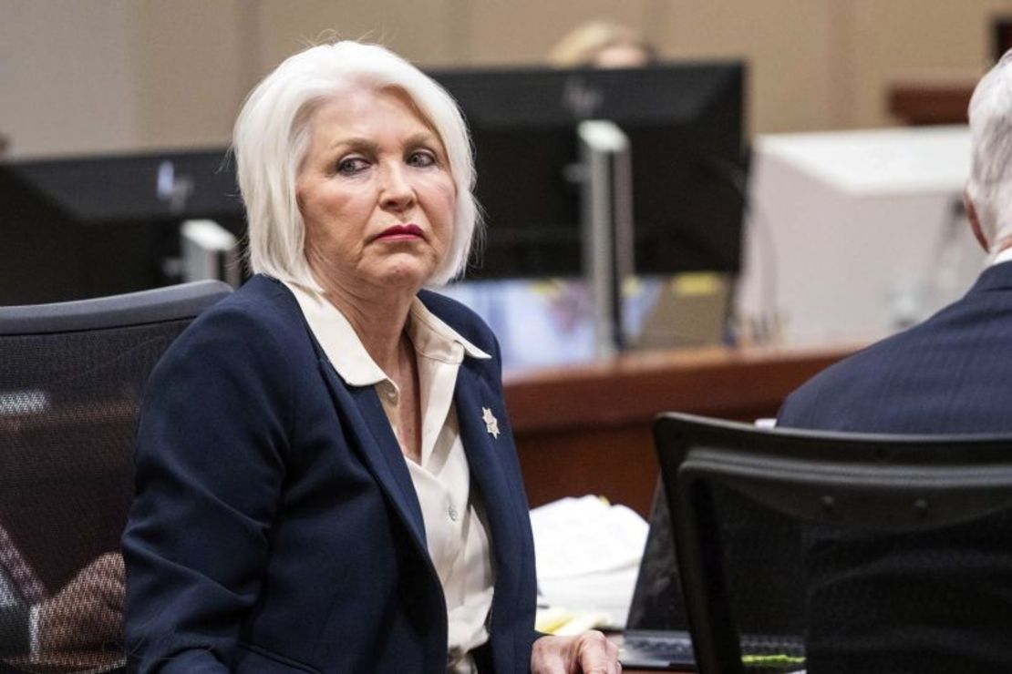La exsecretaria del Condado de Mesa, Tina Peters, observa durante la lectura de su sentencia por su caso de interferencia electoral en el Tribunal de Distrito del Condado de Mesa, el 3 de octubre de 2024, en Grand Junction, Colorado.