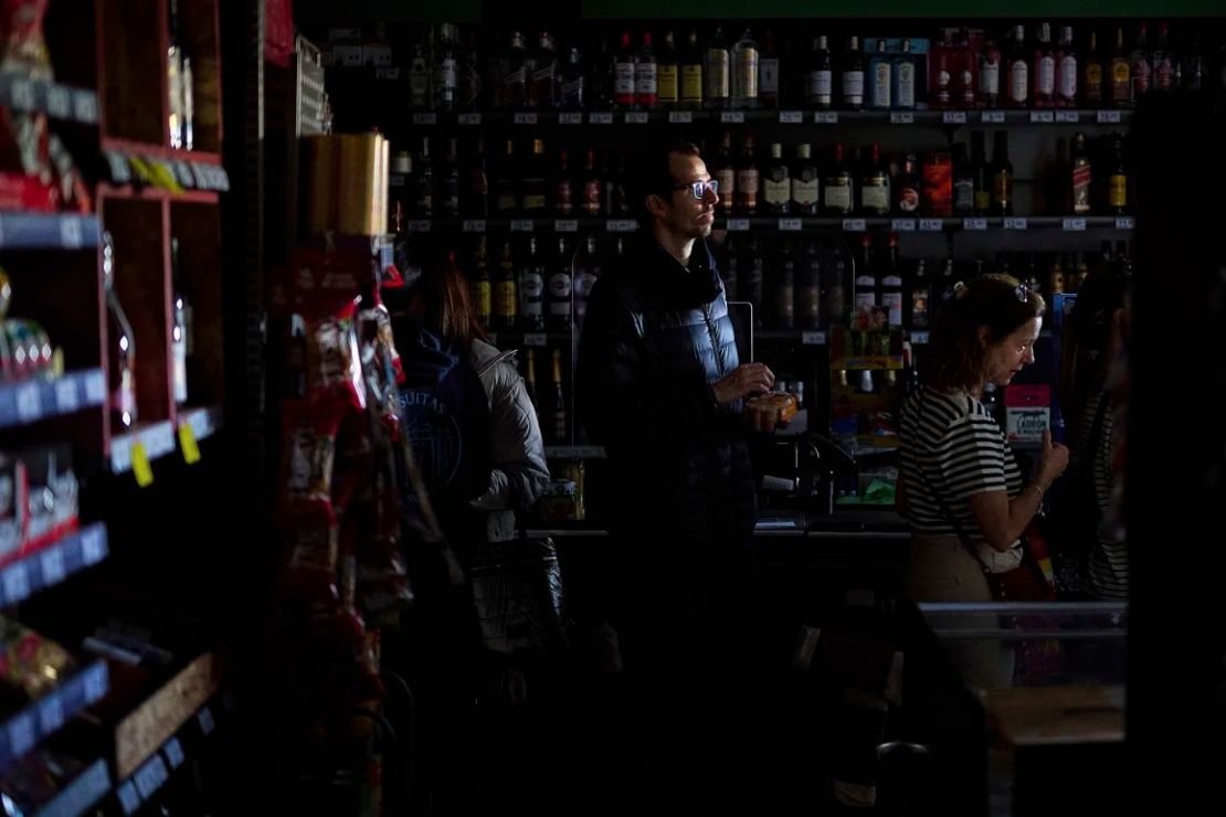 La gente hace cola para pagar en efectivo en un supermercado en Pamplona, en el norte de España.