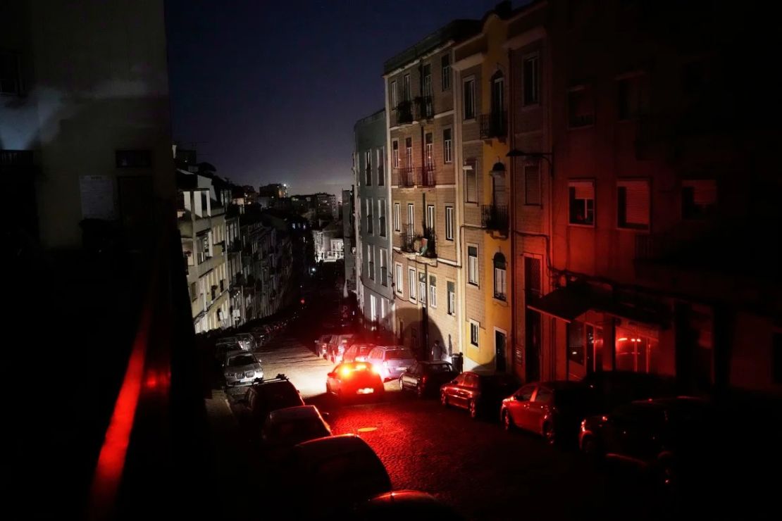 El alumbrado público se apagó en Lisboa, lo que obligó a los conductores a dirigirse con cautela a sus casas.