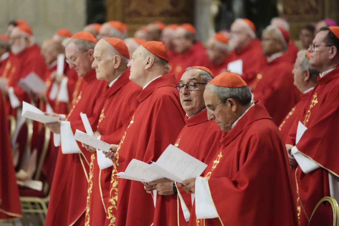 Los cardenales asisten a una misa en el sexto de los nueve días de luto por el fallecido papa Francisco, en la Basílica de San Pedro en el Vaticano, el jueves 1 de mayo de 2025.