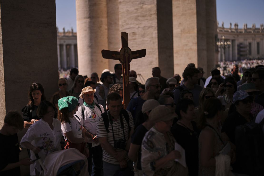 Peregrinos llegan para visitar la Basílica de San Pedro en el séptimo de los nueve días de luto por el fallecido papa Francisco, en el Vaticano, el viernes 2 de mayo de 2025.