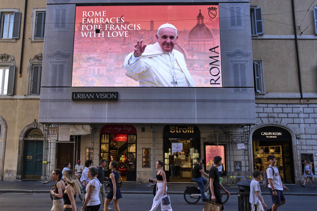 "Roma abraza a Francisco con amor", se lee en una pantalla en el centro de Roma dedicada al papa Francisco, el viernes 2 de mayo de 2025.