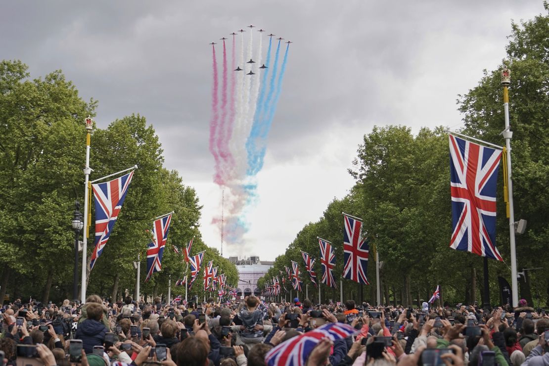 The Red Arrows fly over The Mall and Buckingham Palace.