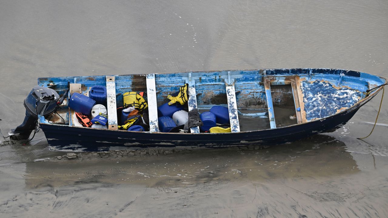 A boat that capsized sits on the beach Monday, May 5, 2025, in at Torrey Pines State beach in San Diego, Calif. (AP Photo/Denis Poroy)