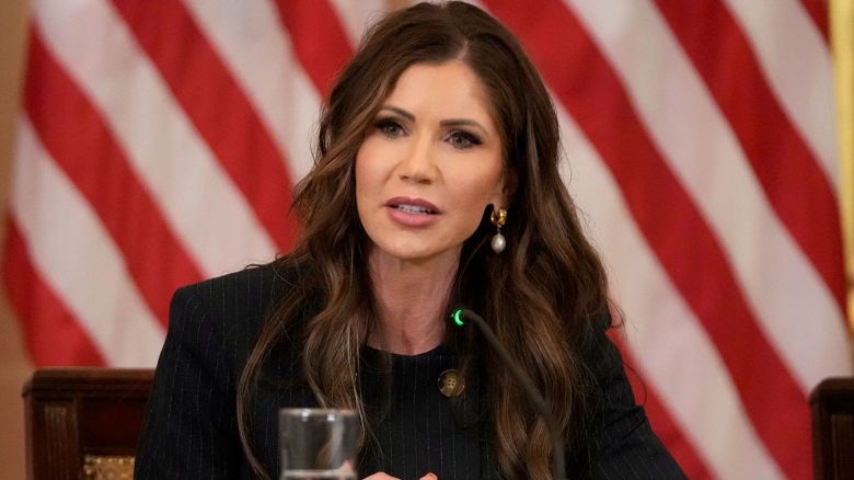 La secretaria de Seguridad Nacional, Kristi Noem, escucha al presidente Donald Trump durante una reunión del grupo de trabajo de la FIFA sobre la Copa Mundial de la FIFA 2026.