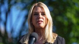 La secretaria de Justicia de EE.UU., Pam Bondi, habla con la prensa frente a la Casa Blanca, el miércoles 7 de mayo de 2025, en Washington.
