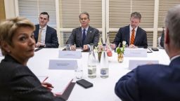 La presidenta de Suiza, Karin Keller-Sutter, el secretario del Tesoro de EE.UU., Scott Bessent, el representante comercial de EE. UU., Jamieson Greer, y el ministro de Economía de Suiza, consejero federal Guy Parmelin.
