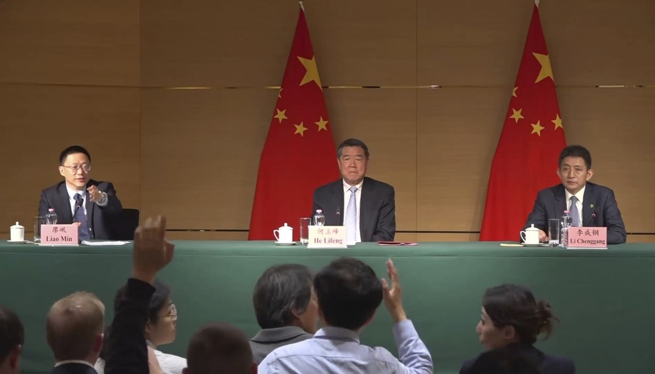 Le ministre des Finances, Liao Min, à gauche, fera un geste vers les journalistes lors d'une conférence de presse sur la mission chinoise à Genève, en Suisse, dimanche, avec son vice-Premier ministre Lifeeng et le vice-ministre Chenggang Li Chenggang.