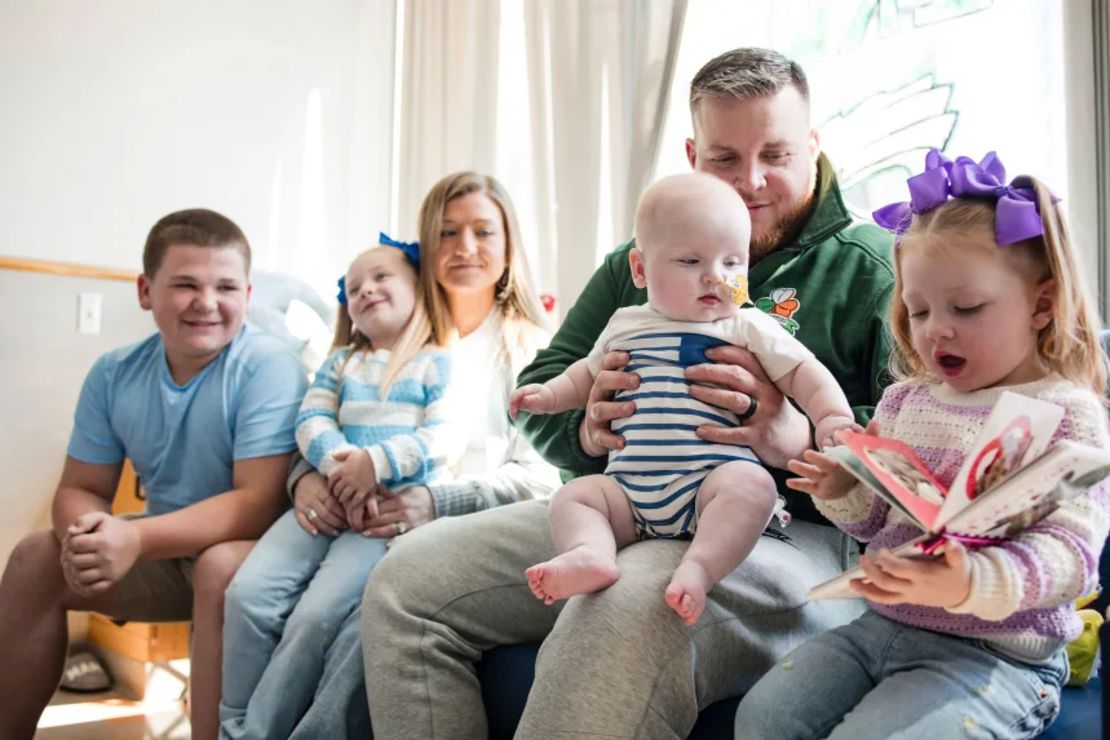 K. J. Muldoon se sienta con sus padres, Kyle y Nicole Muldoon, y sus hermanos en abril.