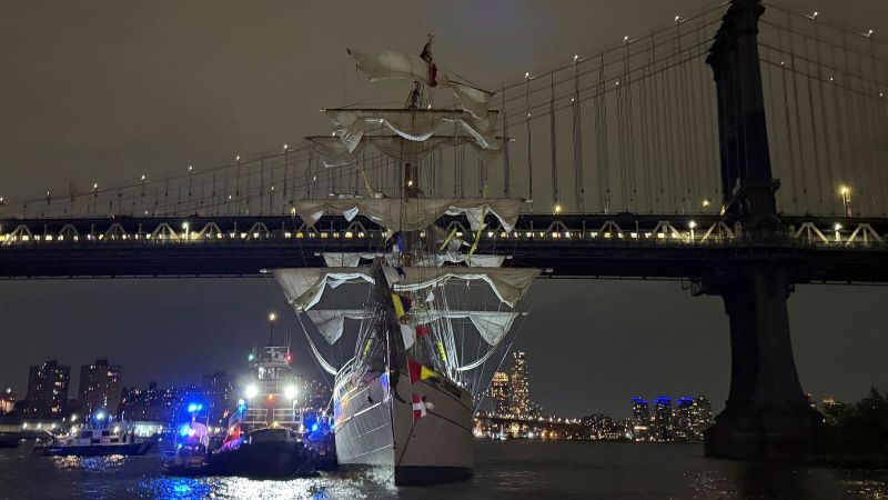 Mexican Navy Training Ship Collides Brooklyn Bridge, Over 20 Injured