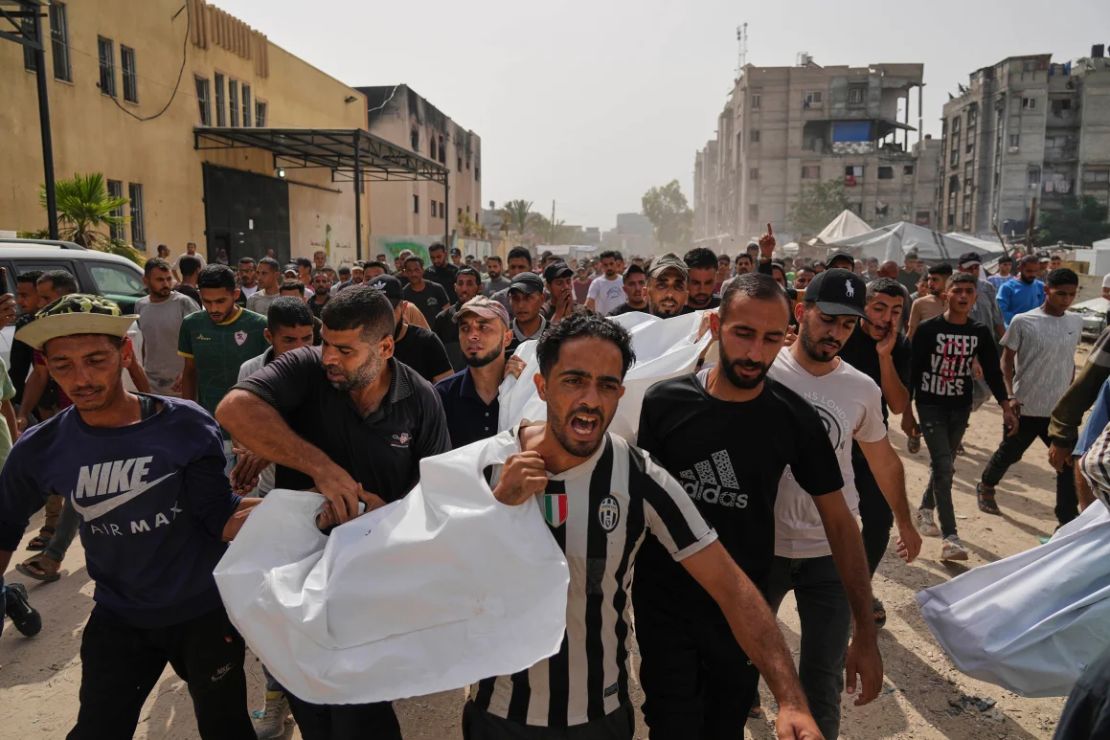 Palestinos llevan los cuerpos de sus familiares muertos en un ataque aéreo israelí, durante su funeral en Khan Younis, en el sur de Gaza, el domingo 18 de mayo de 2025.