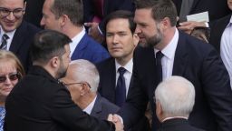 El presidente de Ucrania, Volodymr Zelensky, y el vicepresidente de EE.UU., J.D. Vance, se saludan ante la mirada del secretario de Estado, Marco Rubio, antes de la inauguración oficial del pontificado del papa León XIV con una misa en la Plaza de San Pedro a la que asistieron jefes de Estado,  de la realeza y fieles, el domingo 18 de mayo de 2025.