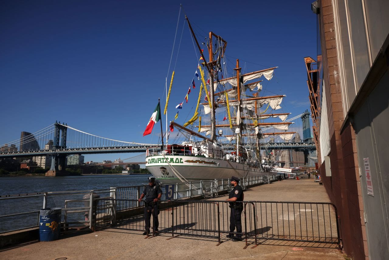 Agentes de la policía de Nueva York vigilan el muelle 35, donde se encuentra atracado el Cuauhtémoc el domingo.