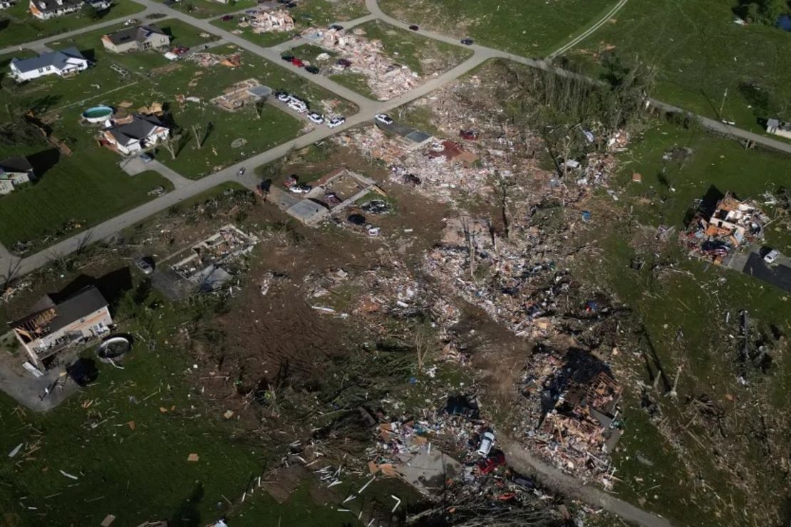 Un camino de destrucción se ve el domingo, en Londres, Kentucky, después de que las tormentas atravesaron el área.