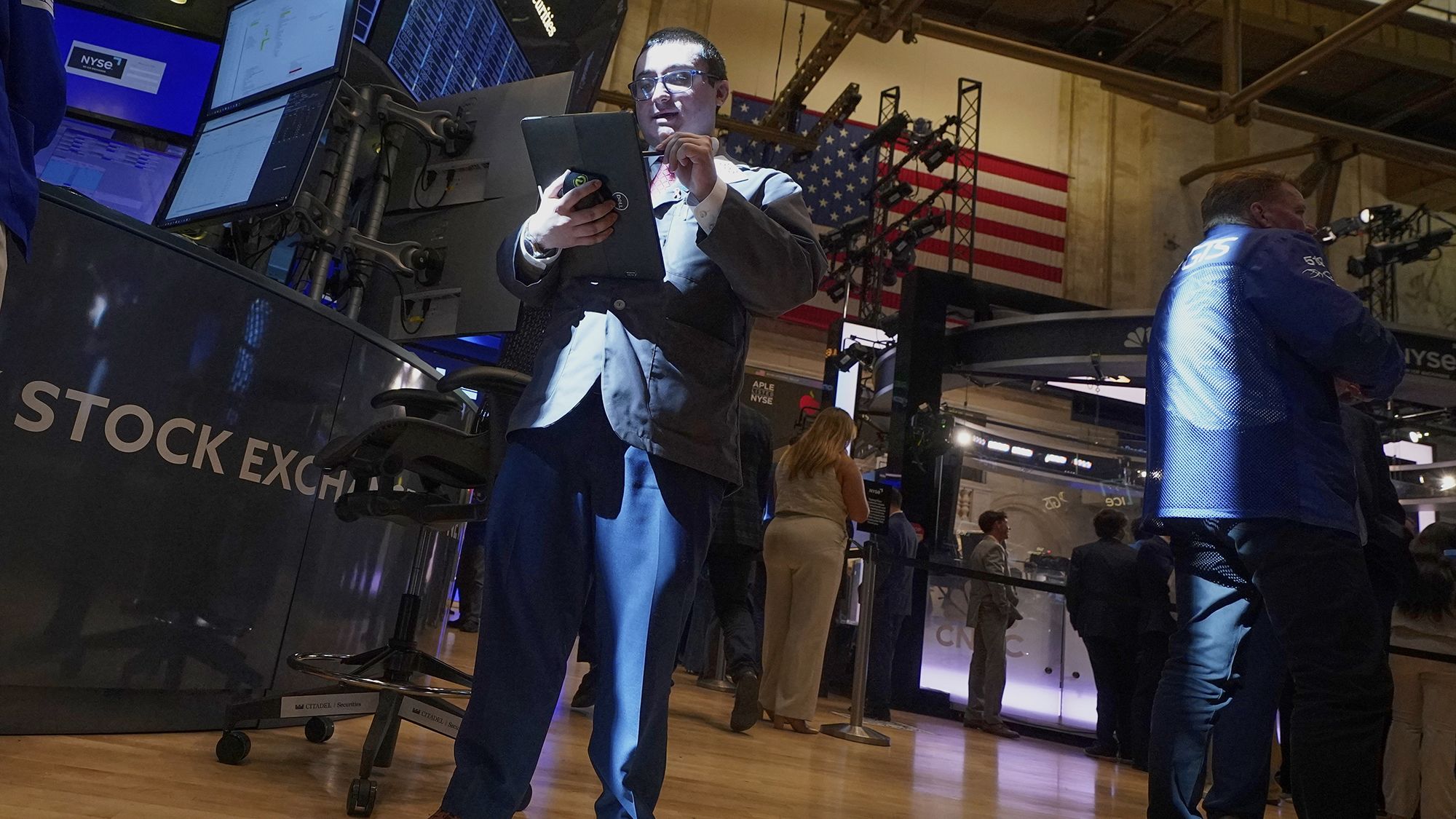 Stocks tumble after Trump reignites the trade war