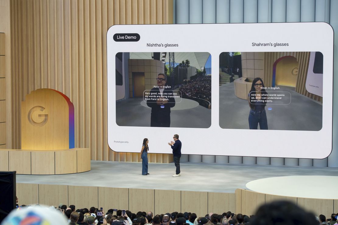 Démonstration de prototypes de lunettes qui peuvent afficher des informations dans le champ de vision de l'utilisateur lors de la conférence Google I / S Developer le 20 mai à Mountain View, en Californie.