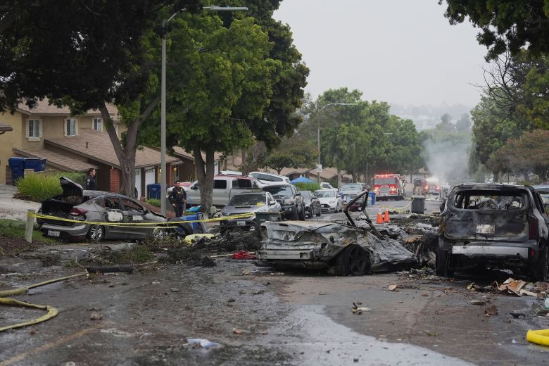 America : सैन डिएगो में Jet Crash,15 मौतें, 10 से अधिक घरों में लगी आग 6 Several Cars Ignited After A Small Plane Crashed Into A San Diego Neighborhood Early Thursday.