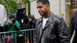 El rapero Kid Cudi, cuyo verdadero nombre es Scott Mescudi, sale del tribunal federal tras testificar en el juicio de Sean "Diddy" Combs en Nueva York el 22 de mayo.