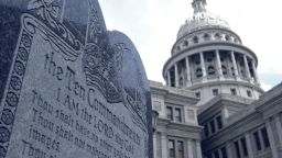 Una losa de piedra de 1,5 metros de alto que contiene los Diez Mandamientos se encuentra cerca del Capitolio en Austin, Texas, el 29 de julio de 2002.