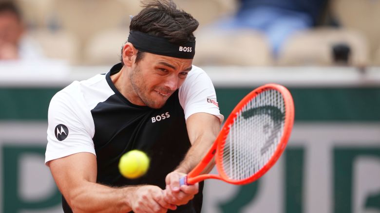 Taylor Fritz of the U.S. returns the ball to Germany's Daniel Altmaier during their first round match of the French Tennis Open, at the Roland-Garros stadium, in Paris, Monday, May 26, 2025. (AP Photo/Lindsey Wasson)