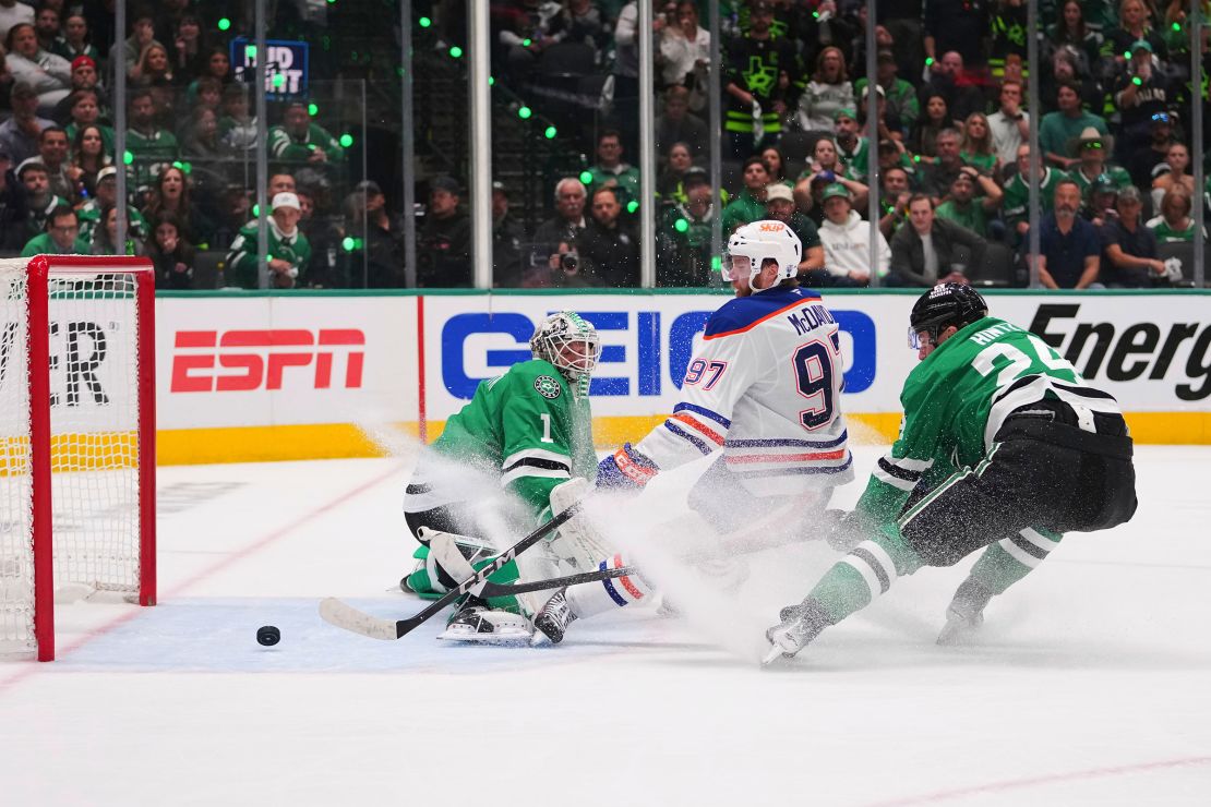 Oilers star Connor McDavid beat Stars backup goalie Casey DeSmith to extend the team's lead.