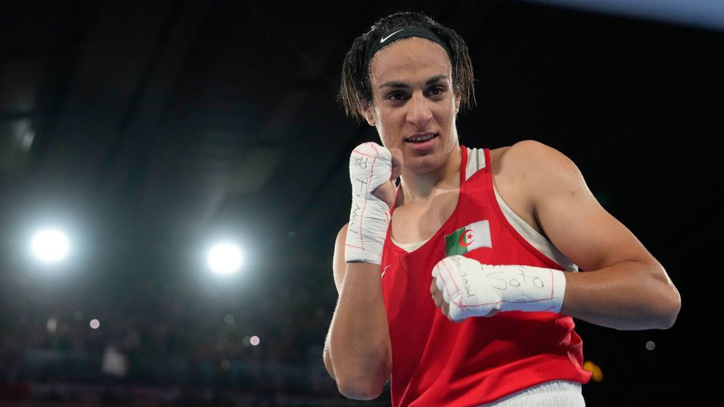 Imane Khelif tras ganar el oro en la categoría femenina de 66 kg en los Juegos Olímpicos de Verano de 2024.