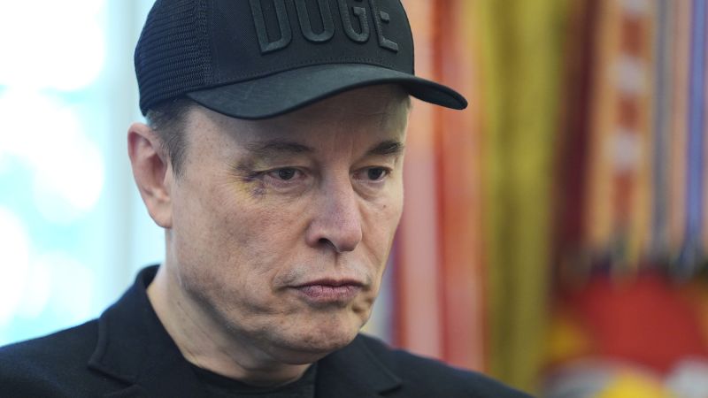 Някои акционери на Tesla искат изпълнителен директор на пълен работен ден. Това не е как Musk работи 