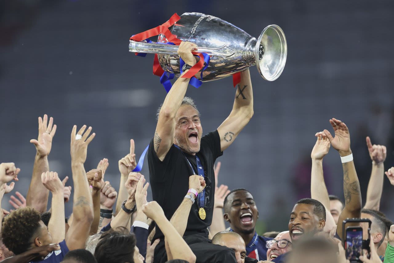 Luis Enrique levanta el trofeo tras la victoria del sábado.