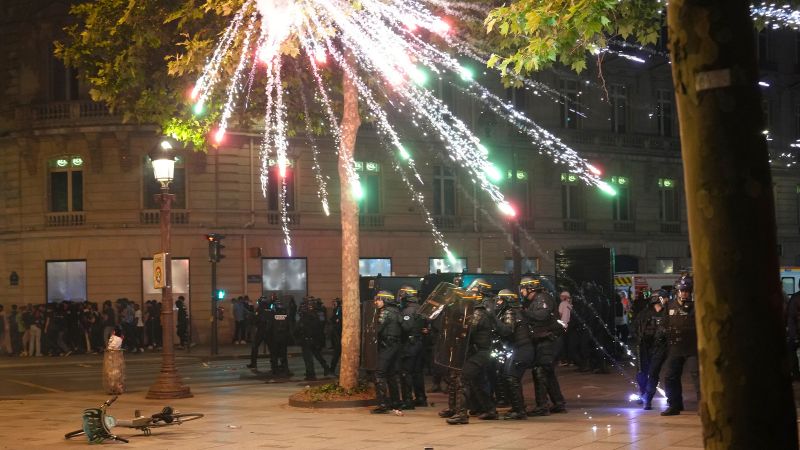 Две мъртви и 500 арестувани във Франция по време на ПСГ Празници 