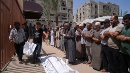 Palestinos rezan durante un funeral por las personas que murieron el domingo mientras se dirigían a un centro de ayuda humanitaria en Gaza.
