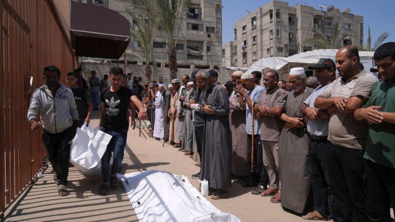 Palestinos rezan durante un funeral por las personas que murieron el domingo mientras se dirigían a un centro de ayuda humanitaria en Gaza.